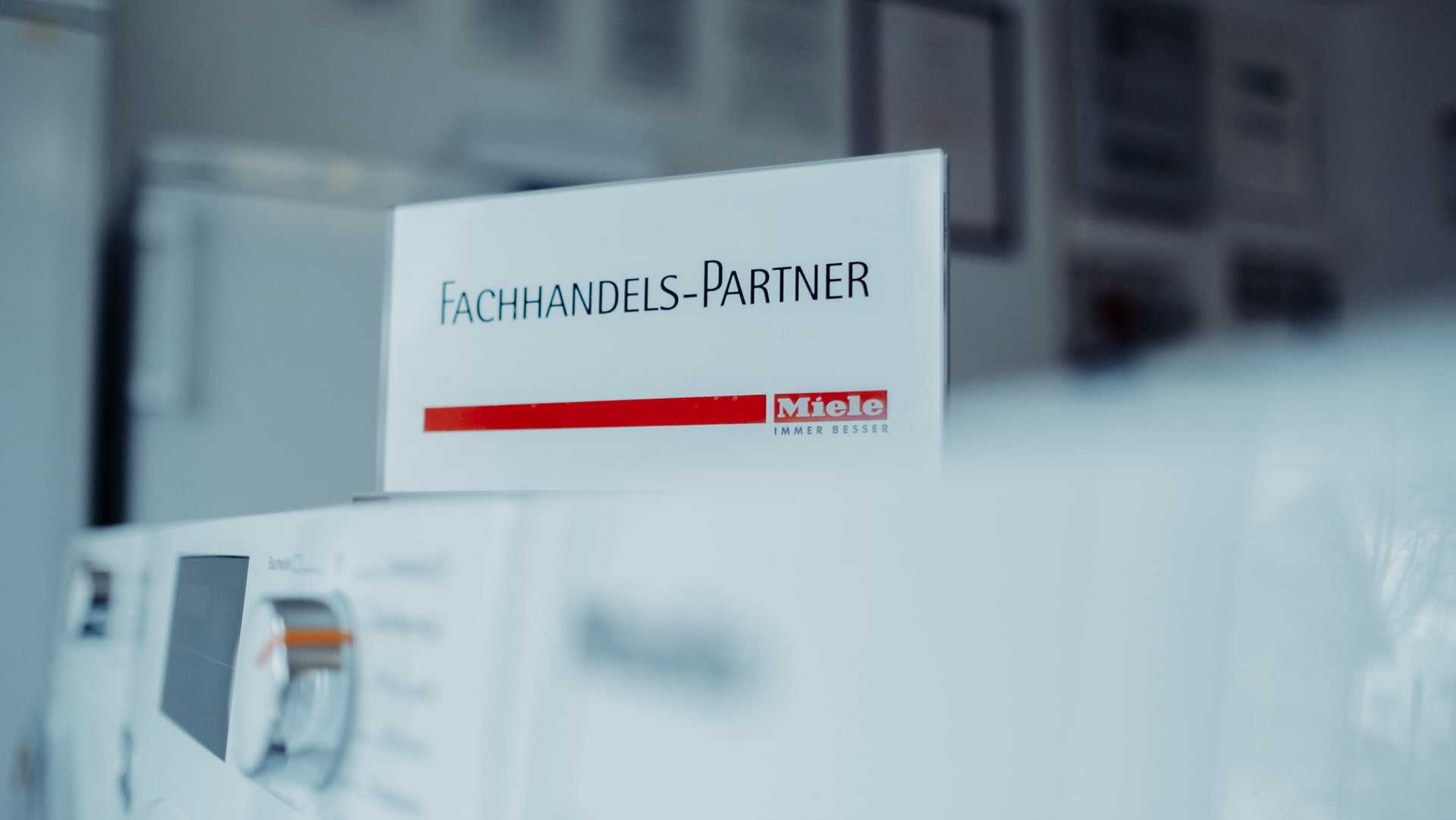 Miele Fachhandels-Partner Schild im Geschäft