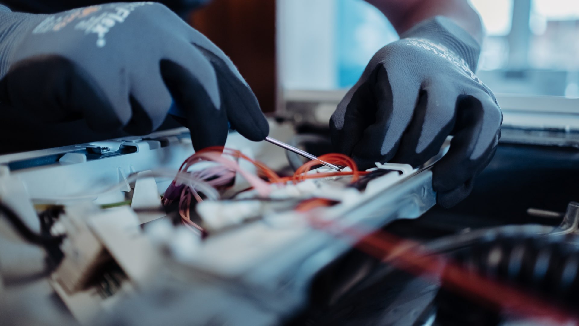 Techniker bei Reparaturarbeiten an Elektronik