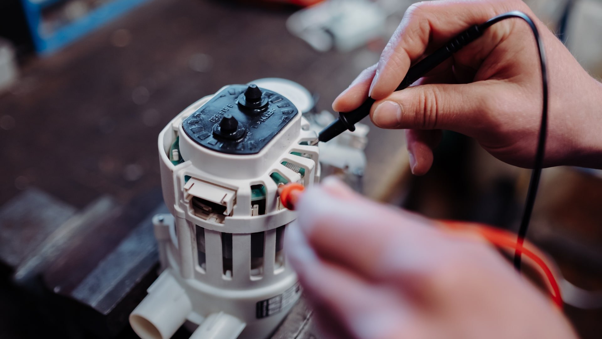 Techniker prüft Bauteil mit Messgerät