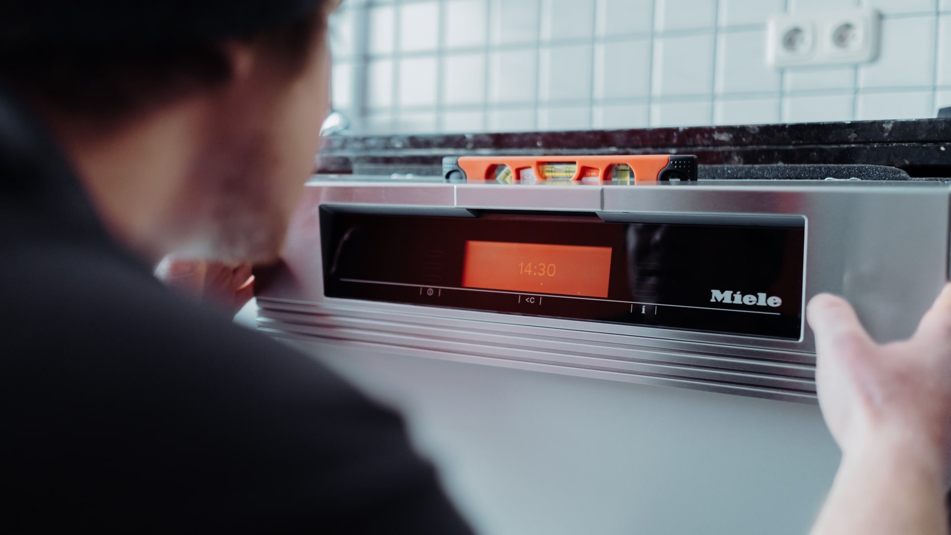 Techniker installiert Miele Geschirrspüler